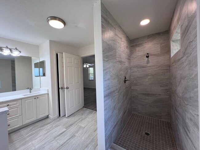 Building Photo - PRICE REDUCED FOR A QUICK MOVE IN!!  Beaut...