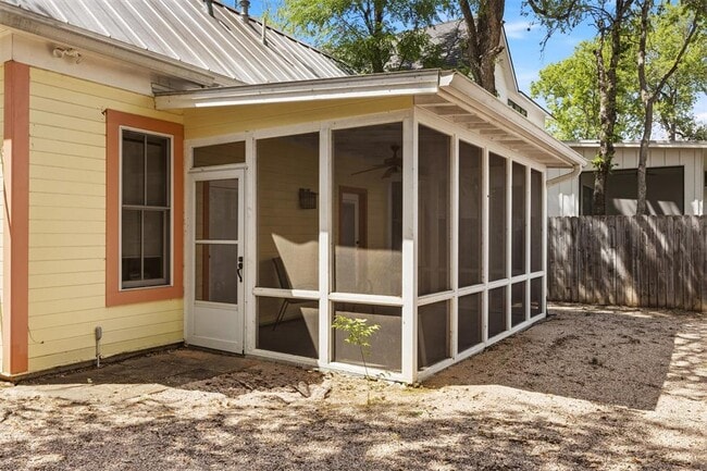 Building Photo - 1613 Drake Ave