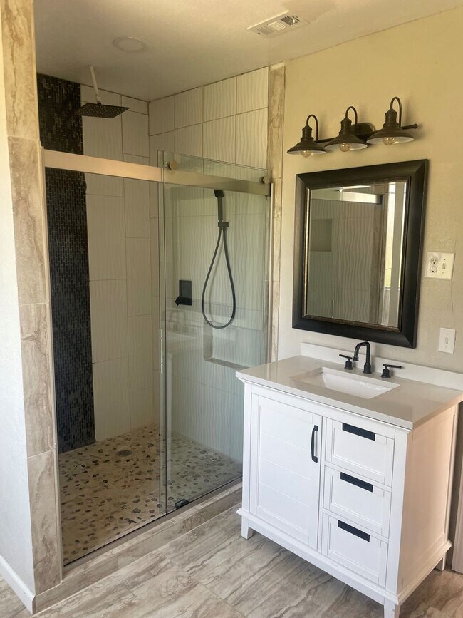 Building Photo - 4 Bedroom, 2 Bathroom Home w/ Bonus Room