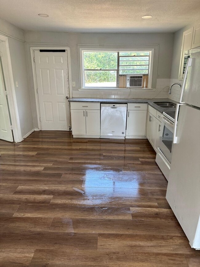 Building Photo - Charming & Updated 2-Bedroom Home+Garage i...