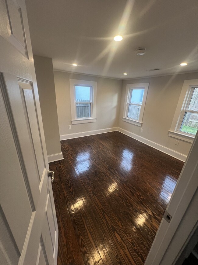 Building Photo - Charming 3-Bedroom Home with 3 Full Bathro...