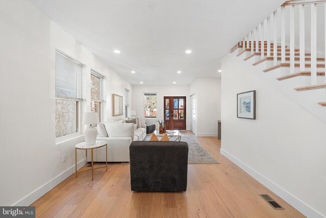 Building Photo - 703 Preston Ave