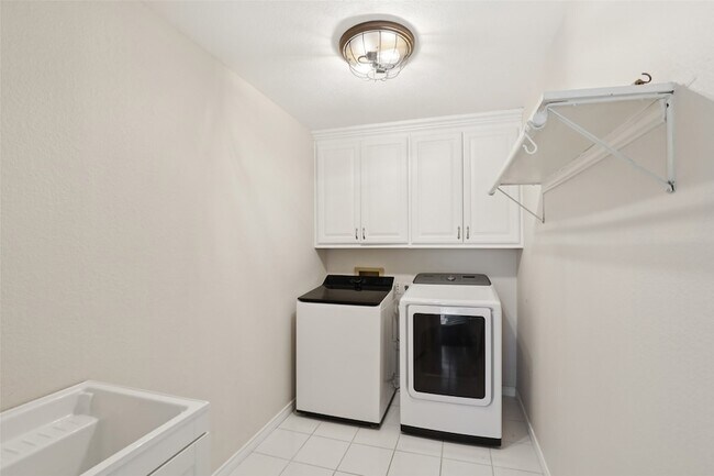 Building Photo - 7512 Woodside Hl