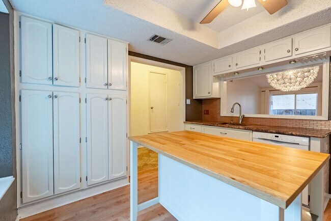 Building Photo - Stunning 2 Bedrooms, 2 Bathrooms in Quail ...