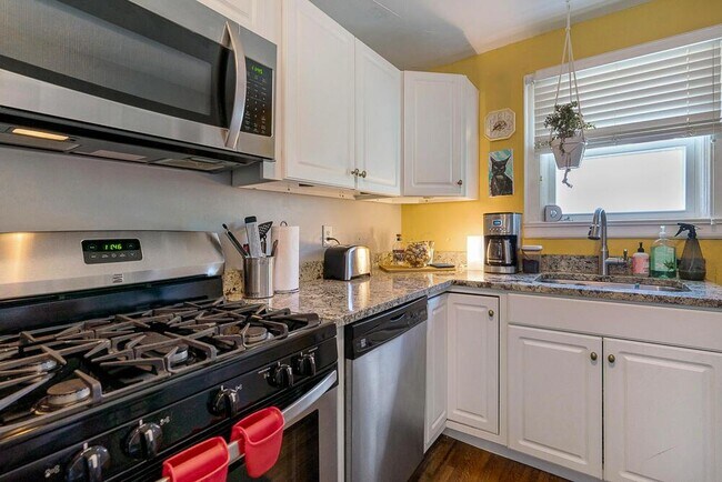 Building Photo - 1607 Elmwood Ave