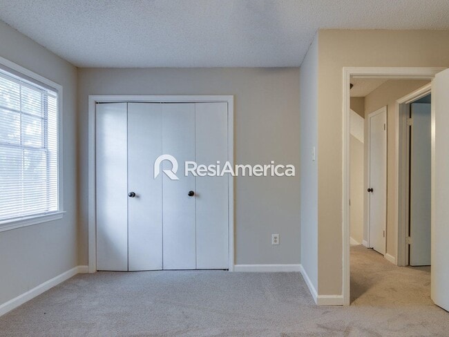 Building Photo - Large, Renovated 3BR/3B Home in 38125!