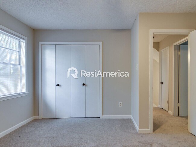 Building Photo - VOUCHERS ACCEPTED! Look and Lease SPECIAL!...