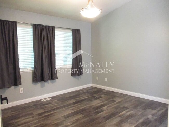 Building Photo - Beautiful 3 Bedroom, 1.75 Bathroom Welling...