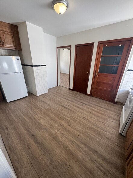 Building Photo - 10 Anderson St