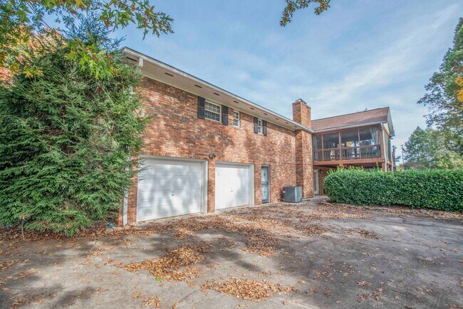 Building Photo - Halls 37938 - 4 bedroom, bath home with 4 garage spaces - Call Susan Niedergeses 865-300-4722