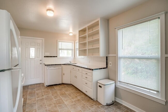 Building Photo - One Side of Great Duplex Near TCU- 1 Bed, ...