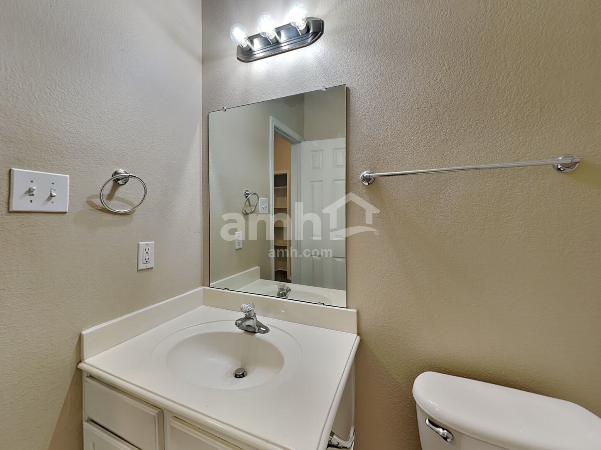 Building Photo - 210 Hilltop Dr