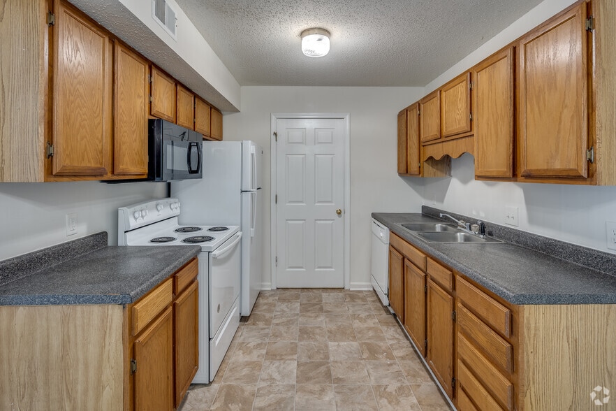 2BR, 2BA - 950SF - Kitchen - Sage Pointe Apartments
