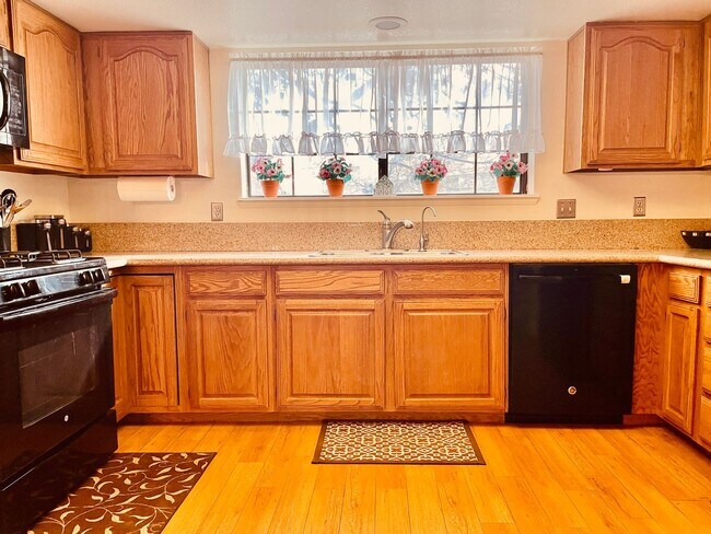 Building Photo - Coming Soon: Spacious, Fully Furnished 2 Bed, 2 Bath Condo in the Lakes!