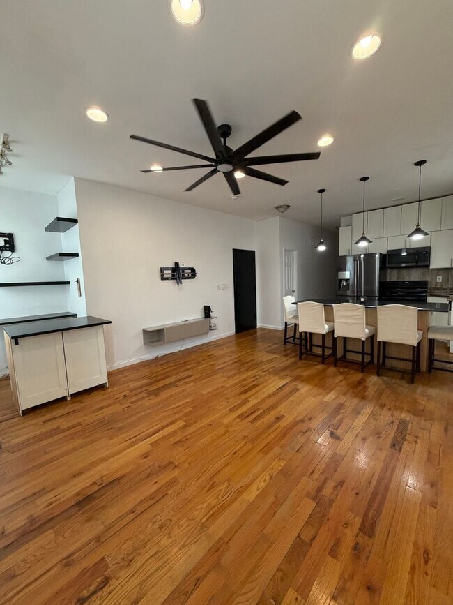 Building Photo - 40 Eldert Ln