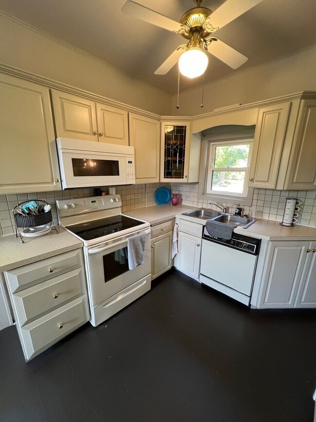 Building Photo - Beautiful 4 BR Brick Cape Cod in Lancaster!