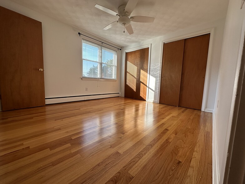 Sun-filled rooms - 1308 Slater Rd
