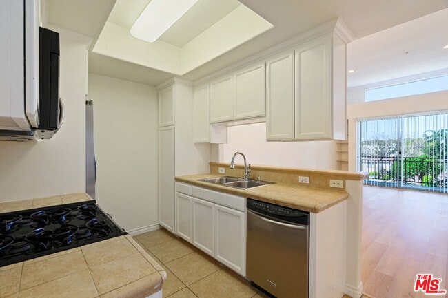 Building Photo - 3328 Oakhurst Ave