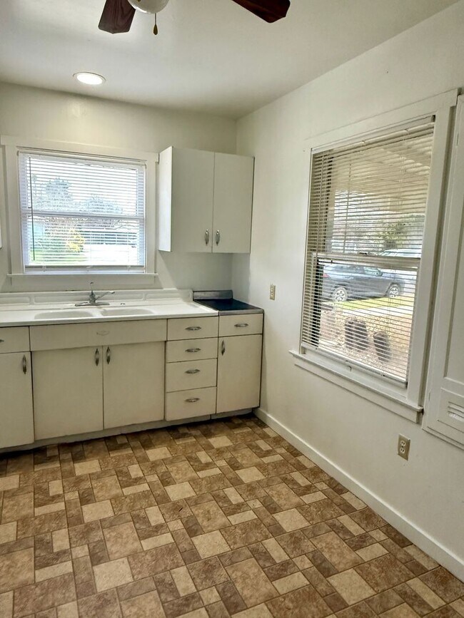 Building Photo - 462 S Shasta St