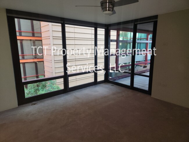 Building Photo - Stunning 1 Bedroom Condo with Rooftop Pool!