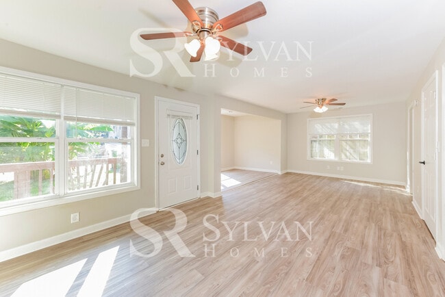 Building Photo - Prepare to fall in love with this 3 bedroom, 2 bathroom home