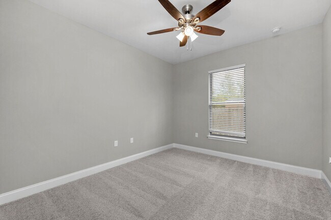 Building Photo - 702 Shady Ln Dr