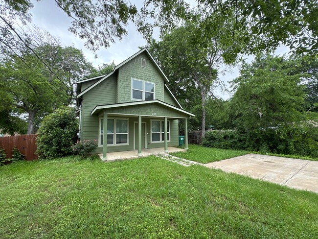 Primary Photo - Updated 4 Bed 2.5 Bath Home - Close to TWU!