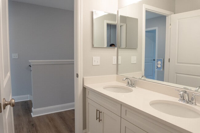 Building Photo - 1418 Landon Hills Dr