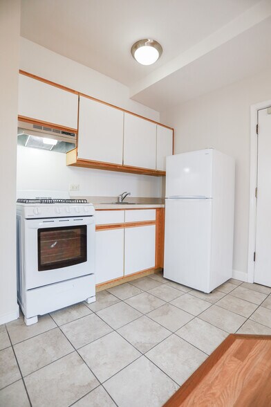 Primary Photo - 6157 N Kenmore Ave