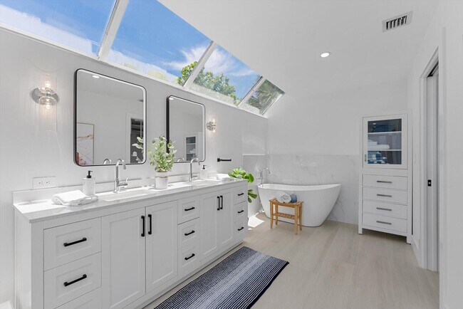 Building Photo - 1013 Bel Air Dr