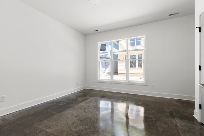 Building Photo - 733 Hopkins St