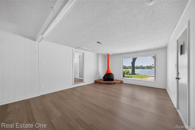 Building Photo - 2079 Klingensmith Rd