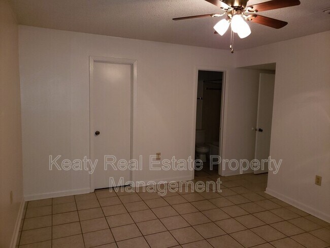 Building Photo - 509 Fox Run Ave