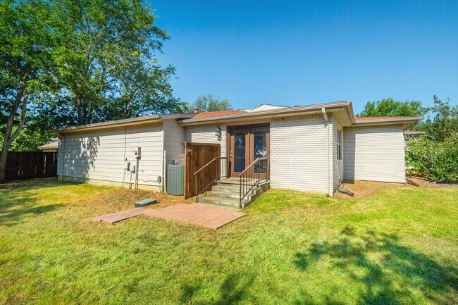 Building Photo - 3 Bedroom 2 Bath 2 Car Garage - Backs Up To A Nice Farm
