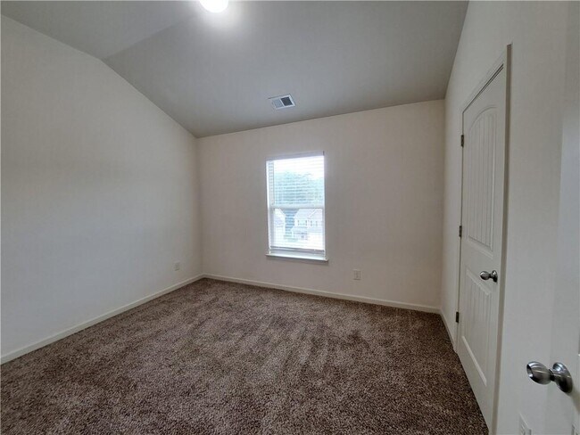 Building Photo - 867 Pine Ln