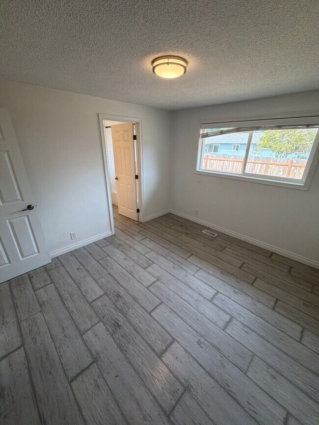 Building Photo - 1085 Saville Ave