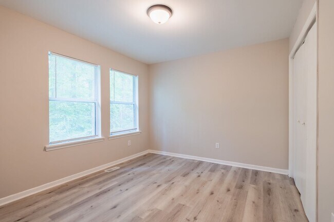 Building Photo - 600-635 Hilltop Dr-HT 2-Story 2bd/1ba