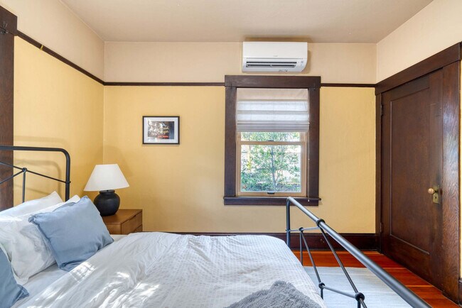 Building Photo - 2034 NE Flanders St