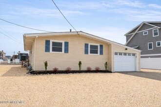 Building Photo - 825 Leeward Dr