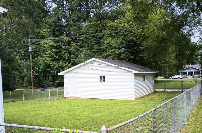 Building Photo - ~Here's a Spacious 3/2 with Fenced yard!~ ...