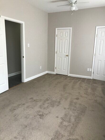 Building Photo - 5547 Woodlawn Pl