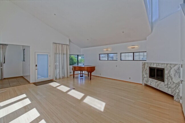 Building Photo - MODERN & BRIGHT. TOP-FLOOR, 4BR3BA HOUSE-LIKE APARTMENT W/ OPEN FLOOR PLAN, 3 DECKS FOR INDOOR/OU...