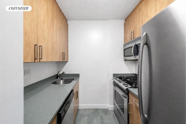 Building Photo - 300 E 40th St