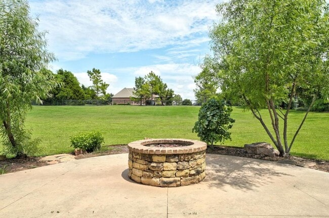 Building Photo - 22090 White Pine Cir