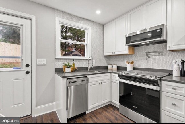 Building Photo - 612 44th St NE