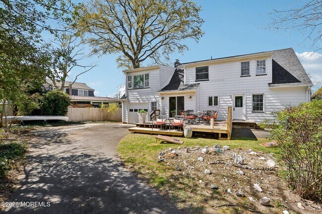 Building Photo - 1850 Fernwood Rd