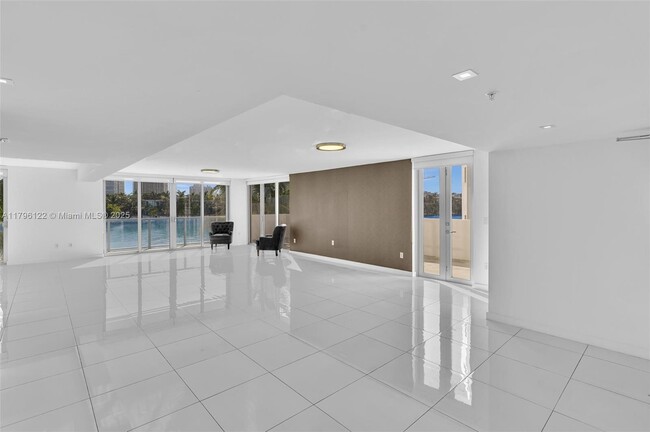 Building Photo - 9901 E Bay Harbor Dr