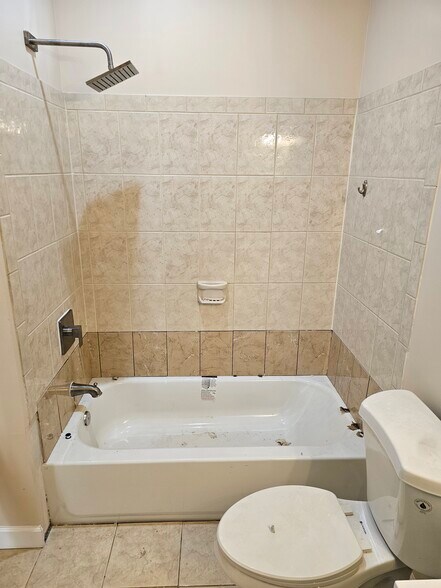 Primary En Suite Soaking Tub - 1919 Saint Paul St