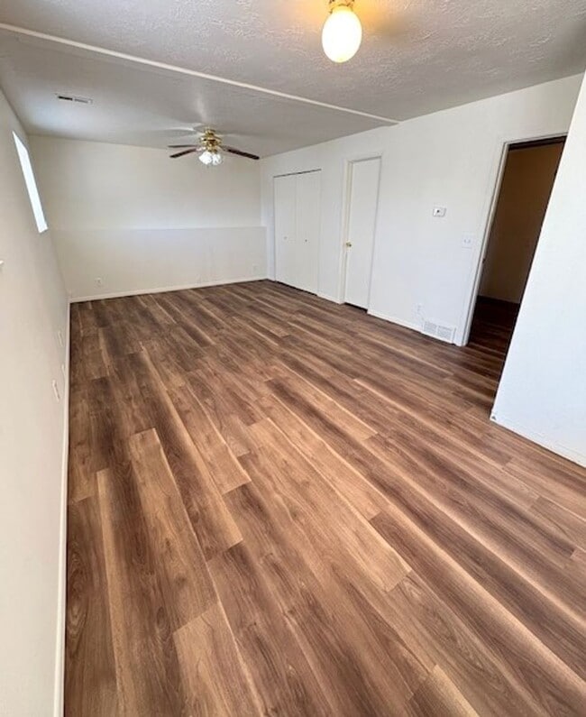 Building Photo - 3 Bedroom / 2 Bath Home in Kearns!