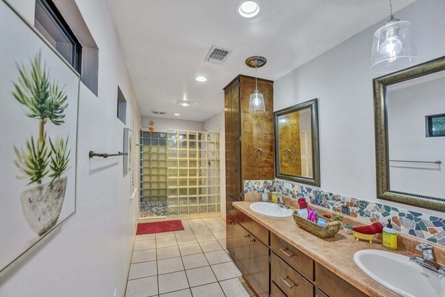Building Photo - 1208 Crenwelge Dr